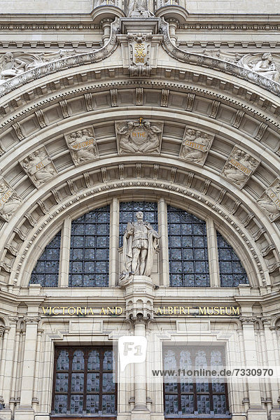Torbogen und Eingang zum Victoria and Albert Museum  London  England  Großbritannien  Europa