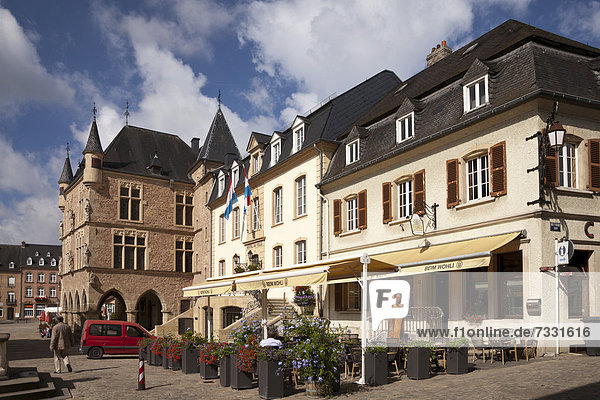 Marktplatz mit dem ehemaligen Gerichtsgebäude Dingstuhl  dem heutigen Rathaus  Echternach  Luxemburg  Europa  ÖffentlicherGrund