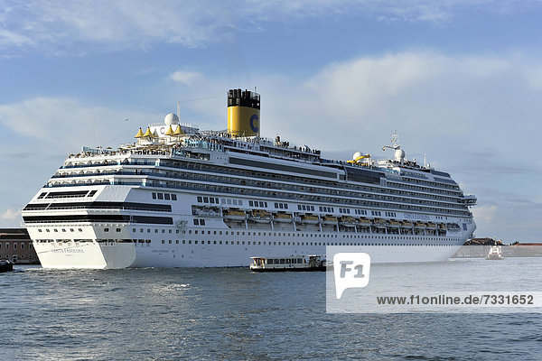 Kreuzfahrtschiff COSTA FAVOLOSA  Baujahr 2011  290m  3000 Passagiere  beim Auslaufen  Venedig  Venetien  Italien  Europa