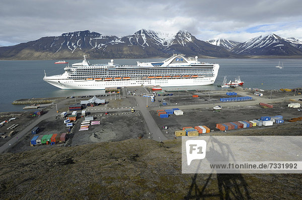 Hafen Europa Schatten Geschichte vertäut Norwegen Fokus auf den Vordergrund Fokus auf dem Vordergrund Spitzbergen Seilbahn Kohle Kreuzfahrtschiff Longyearbyen Svalbard