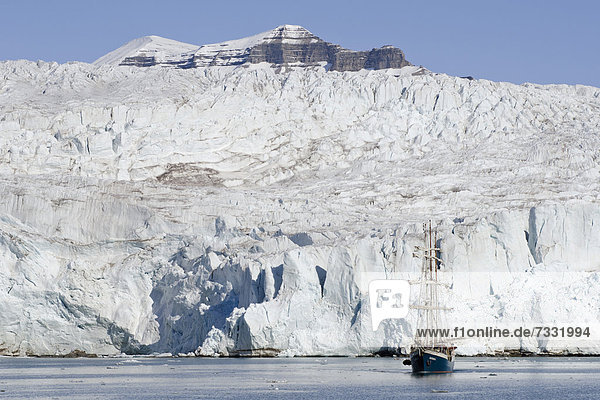 'Das Segelschiff ''Antigua'' vor der Gletscherfront des Nordenskiöldbreen  Isfjorden  Spitzbergen  Svalbard  Norwegen  Europa'