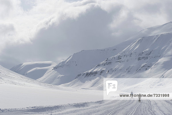 Zwei Skiläufer des Spitzbergen Skimarathon  des nördlichsten Skimarathons der Welt  Todalen  Adventdalen  Longyearbyen  Spitzbergen  Svalbard  Norwegen  Europa