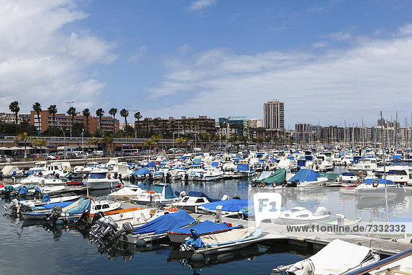 Blick auf den Yachthafen an der Ave de Canarias  Las Palmas  Gran Canaria  Kanarische Inseln  Spanien  Europa  ÖffentlicherGrund