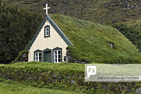 Historische Hofskirkja  mit Soden bedeckte Kirche  1884 erbaut  Südisland  Island  Europa