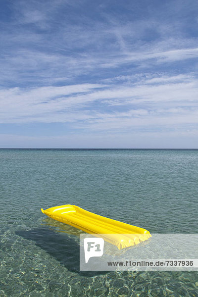 Ein gelbes Schlauchboot auf dem Meer schwimmend  Budoni  Sardinien  Italien