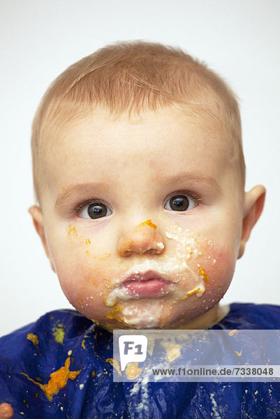 Porträt eines kleinen Jungen mit Essen im Gesicht