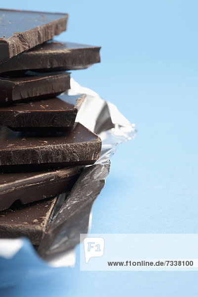 Detail eines Stapels dunkler Schokolade