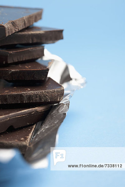 Detail eines Stapels dunkler Schokolade