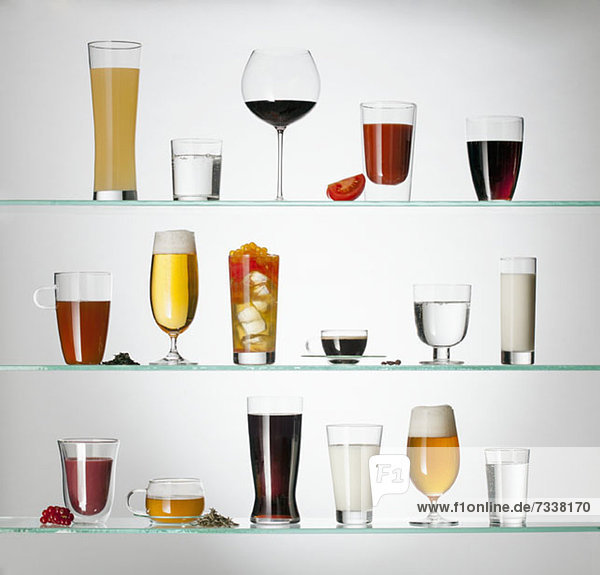 Eine Sammlung von verschiedenen Arten von Trinkgläsern  gefüllt mit verschiedenen Getränken.