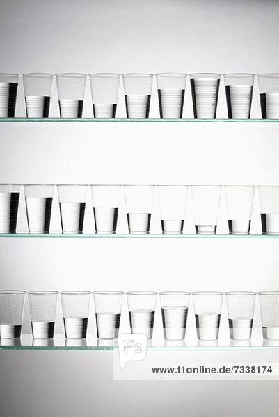 Reihen von Gläsern gefüllt mit unterschiedlichen Wassermengen