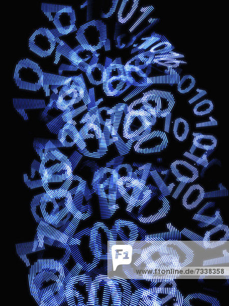Ein chaotischer Haufen Binärcode auf schwarzem Hintergrund