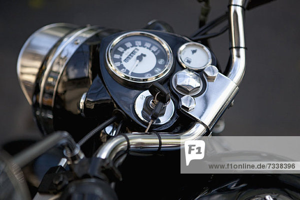 Motorrad-Armaturenbrett mit Schlüsseln in der Zündung