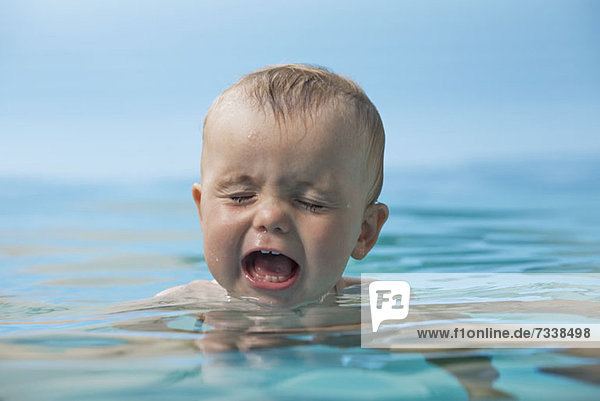 Weinendes Baby im Wasser