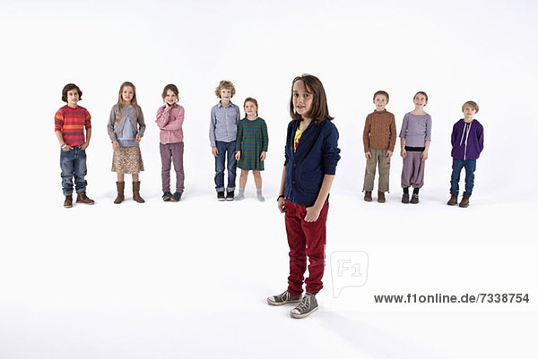 Ein Junge steht vor einer Reihe von Kindern.