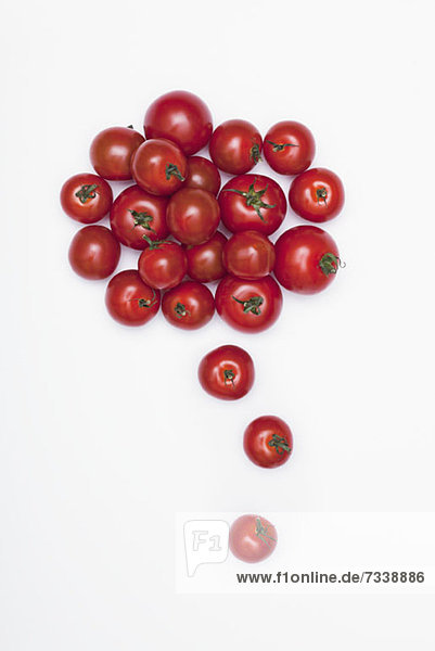 Verschiedene Tomatengrößen in Form einer Gedankenblase angeordnet