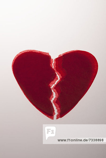 Ein Stapel rotes Seidenpapier  gebrochene Herzen.