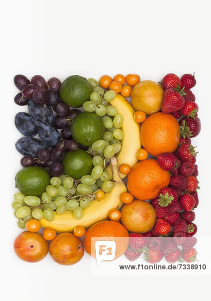 Verschiedene frische Früchte in quadratischer Anordnung