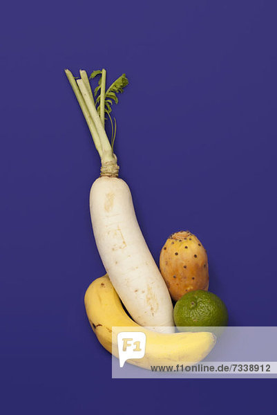 Eine Rübe  Banane  Limette und Kaktusfeige in abstrakter Form angeordnet