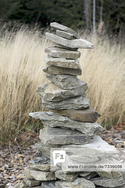 Stapel von großen flachen Steinen