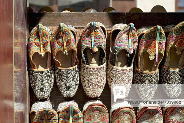 Arabische Hausschuhe zum Verkauf im Bur Dubai Souk (Markt) in Dubai