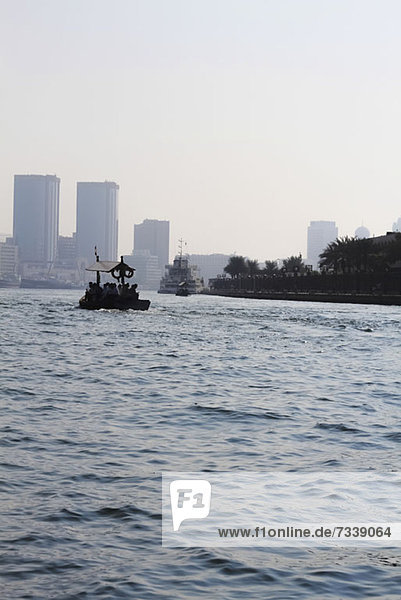 Wassertaxi entlang des Dubai Creek  Dubai  Vereinigte Arabische Emirate
