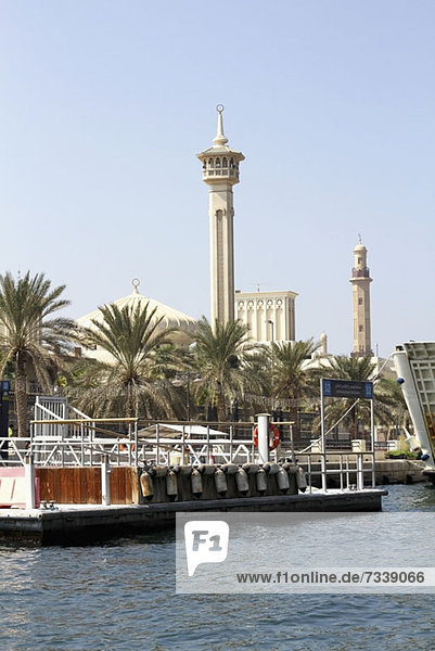 Wassertaxi-Dock und Grand Mosque im Hintergrund in Bur Dubai  Dubai Creek  Vereinigte Arabische Emirate
