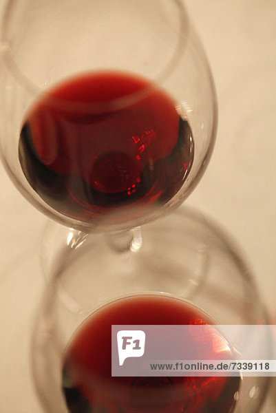 Zwei Weingläser mit Rotwein bei einer Weinprobe