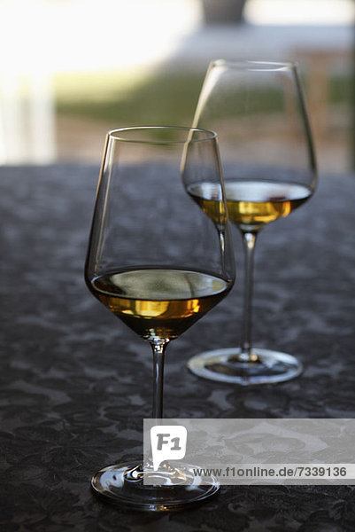 Zwei Gläser Weißwein bei einer Weinprobe