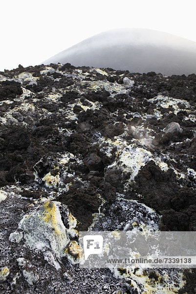 Schwefelablagerungen von einem Solfatara  oder Schwefelfumarole  Anak Krakatau Vulkan