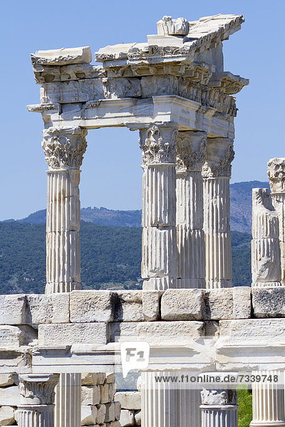 Trajantempel in der antiken Stadt Pergamon  im heutigen Bergama  Türkei  Asien