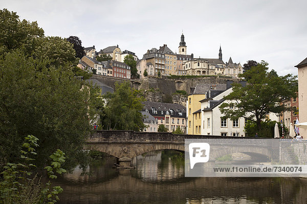 Steinbogenbrücke über dem Fluss Alzette im Stadtteil Grund  Unterstadt  Stadt Luxemburg  Luxemburg  Europa  ÖffentlicherGrund