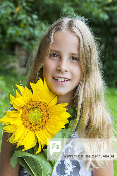 Mädchen  9 Jahre  Portrait mit Sonnenblume