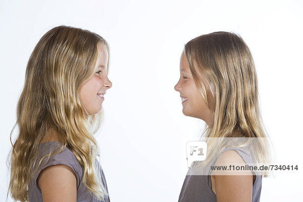 Zwillinge  Mädchen  9 Jahre  im Profil