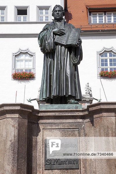 Lutherdenkmal auf dem Marktplatz  Lutherstadt Wittenberg  Sachsen-Anhalt  Deutschland  Europa