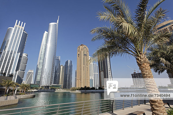 Wolkenkratzer an künstlichem See  Großbauprojekt Jumeirah Lake Towers  Dubai  Vereinigte Arabische Emirate  Naher Osten  Asien