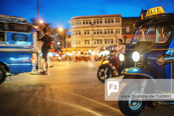 Tuk-Tuk oder Motorikscha auf einer belebten Kreuzung am Waraort Markt in Chiang Mai  Thailand  Asien