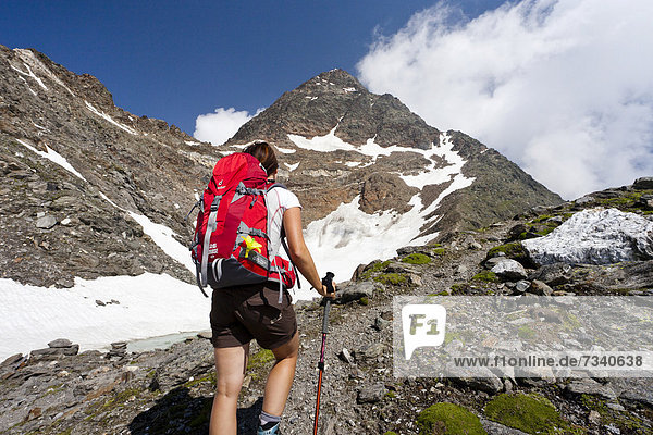 Wanderer beim Aufstieg zur Hohen Wilden Pfossental Schnalstal Südtirol Italien Europa