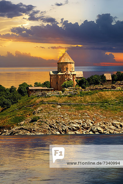 Armenische Orthodoxe Kathedrale des Heiligen Kreuzes auf der Akdamar Insel  auch Ahtamar Insel  aus dem 10. Jahrhundert  am Vansee  Türkei