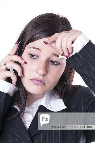 Geschäftsfrau beim Telefonieren  niedergeschlagen