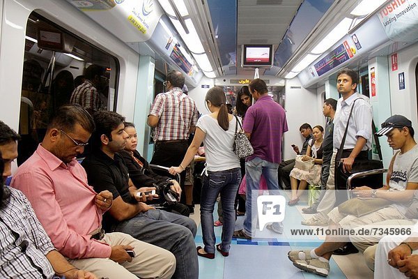 stehend  Vereinigte Arabische Emirate  VAE  Frau  Mann  Öffentlicher Verkehr  U-Bahn  Naher Osten  Dubai