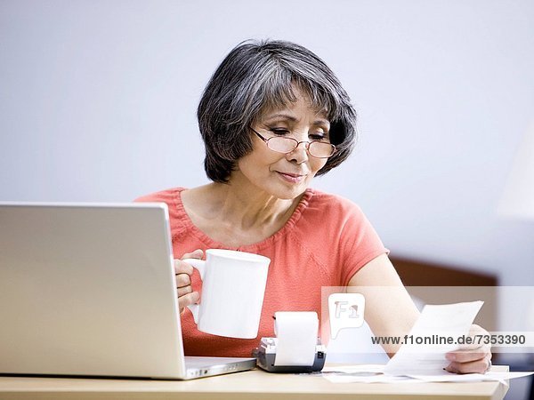 Senior Senioren benutzen Frau Computer Notebook