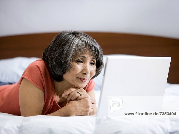 Senior Senioren benutzen Frau Computer Notebook