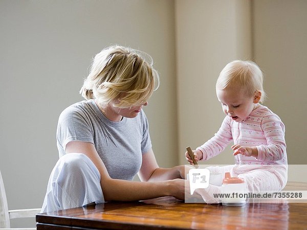 Mädchen Tisch Mutter - Mensch Baby Frühstück