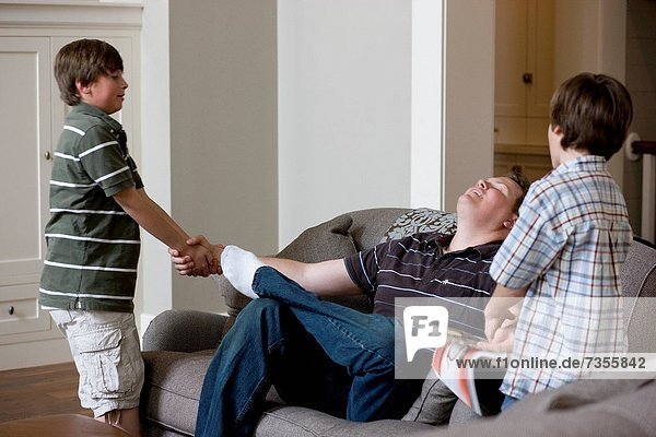 Couch ziehen Menschlicher Vater Sohn 2