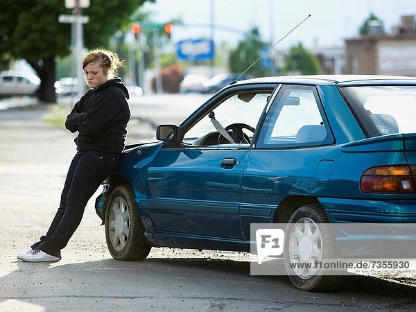 angelehnt Frau Auto Unfall jung