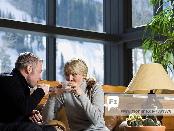 sitzend Zusammenhalt Wärme Getränk trinken