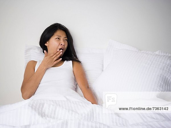 sitzend Frau gähnen Bett Mittelpunkt Erwachsener