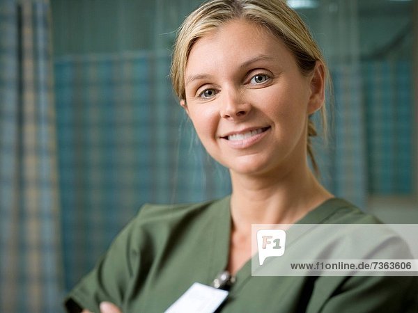 Porträt von weiblichen krankenschwester lächelnd