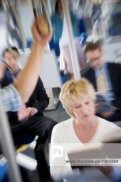 hoch oben Mensch Menschen Menschengruppe Menschengruppen Gruppe Gruppen Passagier Ansicht Flachwinkelansicht Winkel Zug