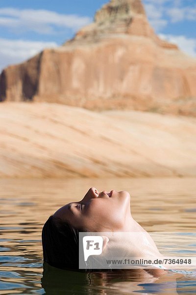 Wasser Frau jung schwimmen